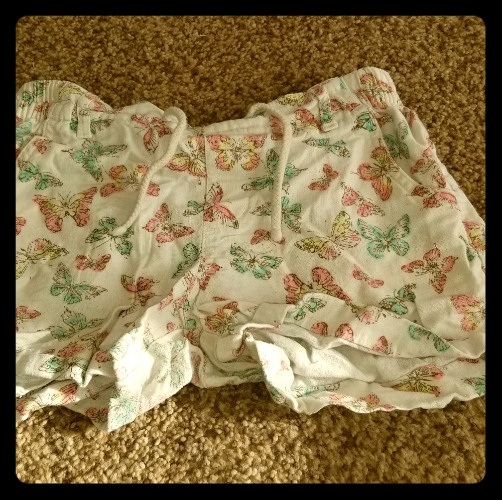 AMAZINGLY CUTE SHORTS COVERED WITH BUTTERFLYS!!!!!